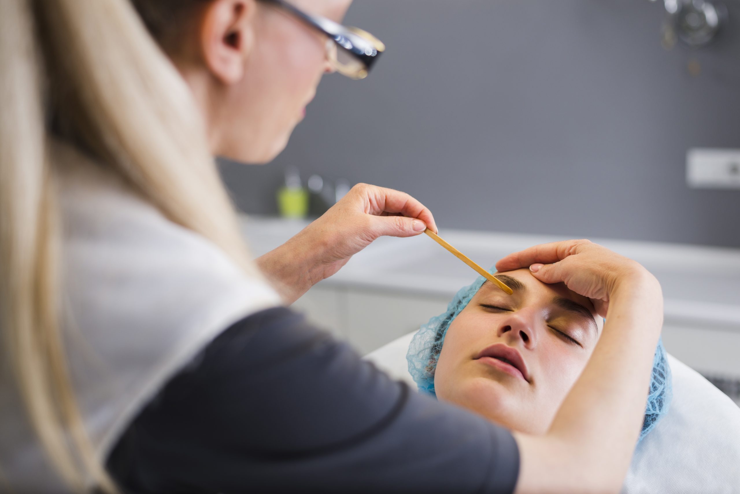 girl-receiving-facial-treatment-beauty-salon